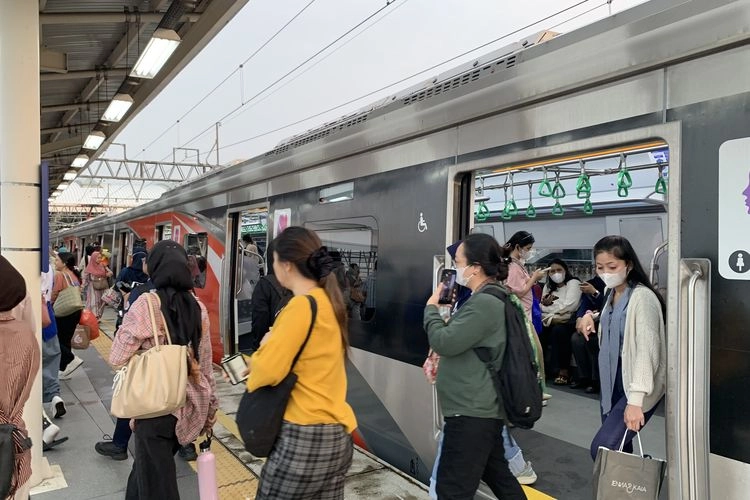 Naik KRL Baru CLI-125 di Lintas Bogor dan Cikarang, Simak 3 Tipsnya
