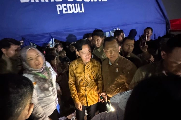 Senin Malam, Gibran Kunjungi Pengungsi Korban Kebakaran Kapuk Muara