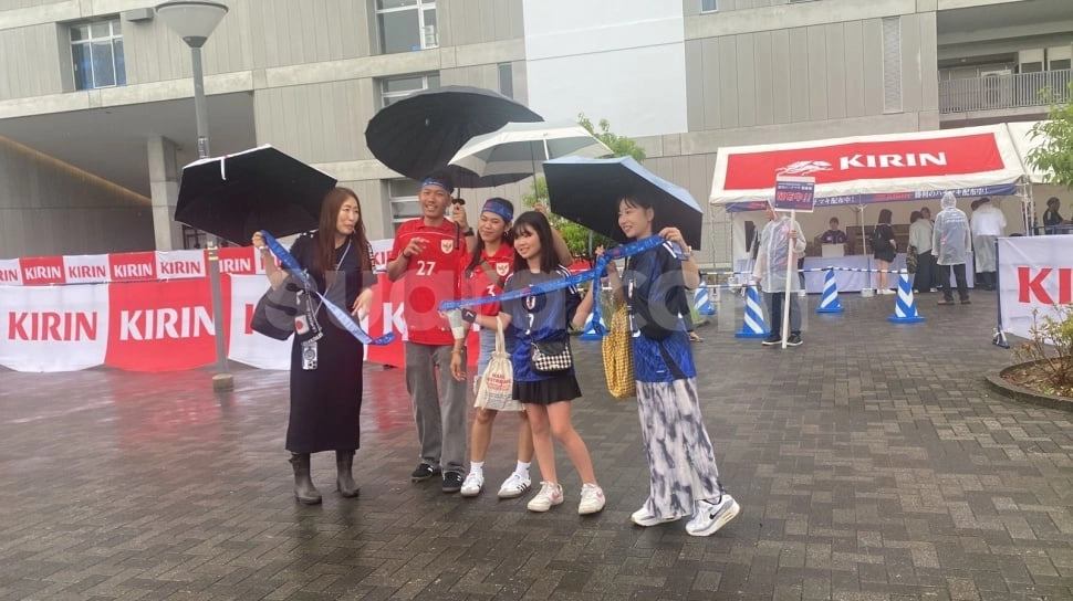 Eksklusif dari Jepang: Suporter Indonesia Mulai Padati Kawasan Panasonic Stadium Suita