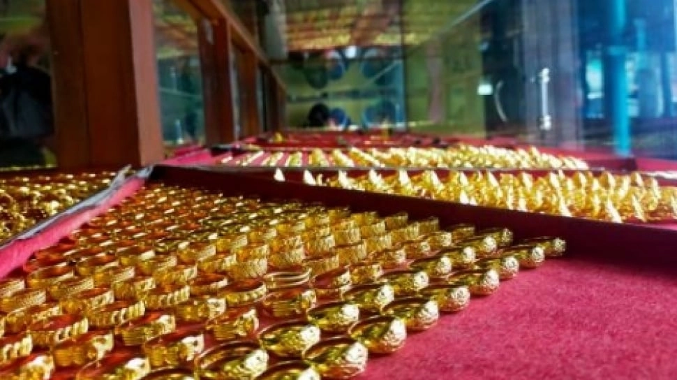 Harga Emas Menguat Ditopang Pelemahan Dolar AS, Perang Dagang AS-China Berlanjut?