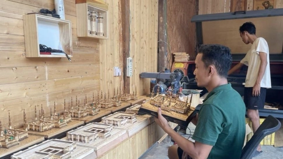 Kerajinan Miniatur dari Limbah Kayu: Cerita Suherman Menjaga Lingkungan Lewat Karya