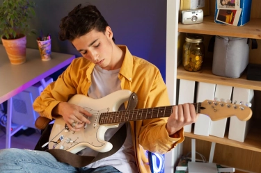 Jangan Buru-buru Beli Gitar Listrik! Cek 5 Hal Krusial Ini Sebelum Memboyongnya Pulang dari Toko Musik