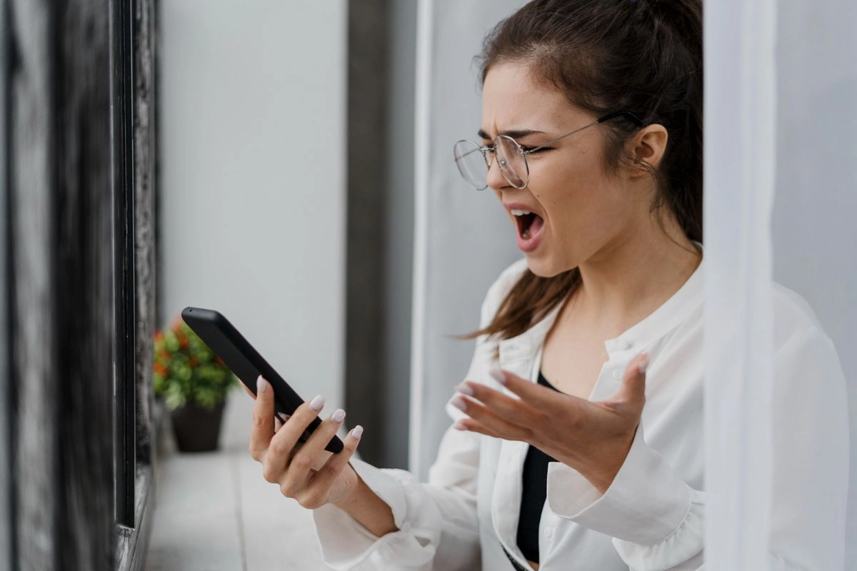 7 Cara Menghadapi Ghosting agar Bisa Move On Tanpa Mengemis Penjelasan