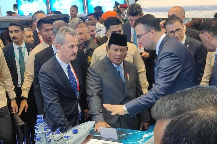 Momen Paspampres Ditegur Prabowo di Indo Defence Usai Tepis Tangan Jenderal Polisi Luar Negeri