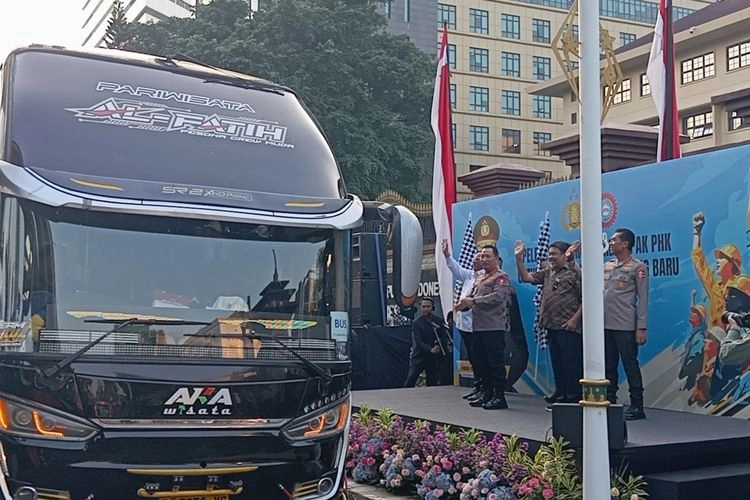 Kapolri Berangkatkan 700 Buruh Korban PHK ke Tempat Kerja Baru di Brebes dan Cirebon
