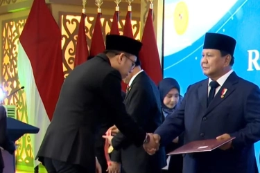 Momen Prabowo Serahkan SK Pengangkatan Hakim ke 40 Perwakilan Cakim di MA
