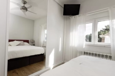 Larangan Meletakkan Cermin di Menghadap Tempat Tidur Menurut Feng Shui: Ganggu Energi, Kualitas Tidur, dan Picu Stres