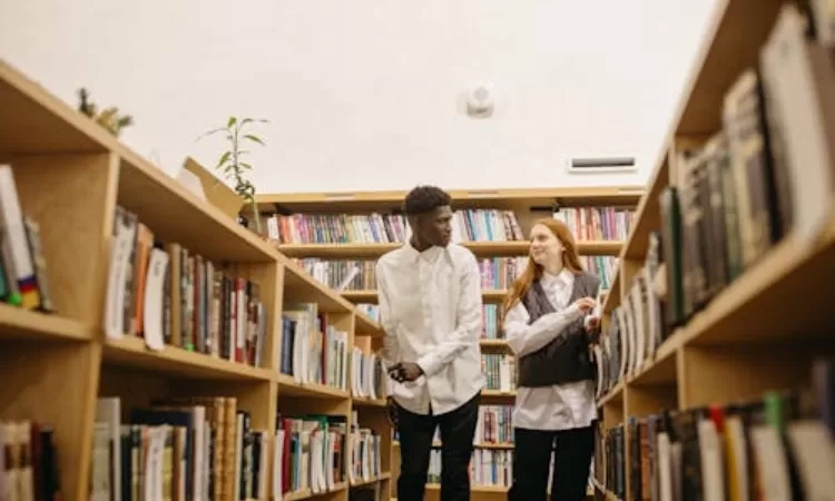 5 Tips Look Minimalis namun Berkesan untuk Kencan di Perpustakaan, Buat Si Dia Betah Berlama-lama