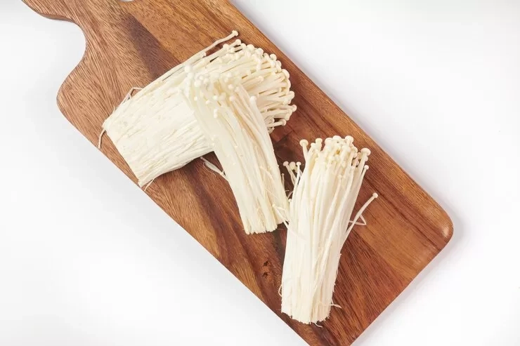 7 Khasiat Hebat Jamur Enoki: Si Putih Lembut yang Kaya Manfaat untuk Tubuh!