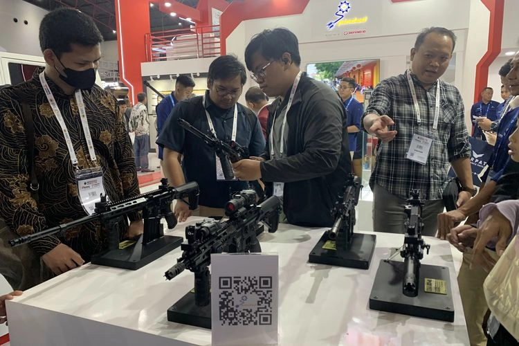 Indo Defence 2025 Hari Terakhir, Pengunjung Antusias Lihat Kendaraan Tempur