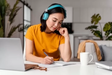 4 Tips Efektif Belajar Bahasa Agar Cepat Fasih Tanpa Beban, Salah Satunya dengan Cara Menonton Film!