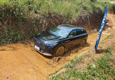 Menjajal Ketangguhan SUV Premium Jaecoo J8 AWD di Medan Off-road: Tak Semua Roda Menapak, Sekali Gas Langsung Lolos dari Rintangan