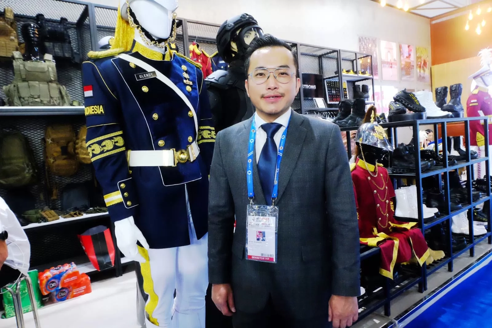Tak Hanya Persenjataan Mematikan Lawan, Pameran Pertahanan Juga Tampilkan Seragam Militer Menawan