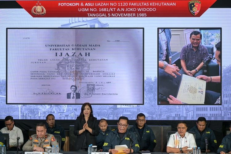 Ini 2 Alasan Jokowi Tak Tunjukkan Ijazah Aslinya ke Publik