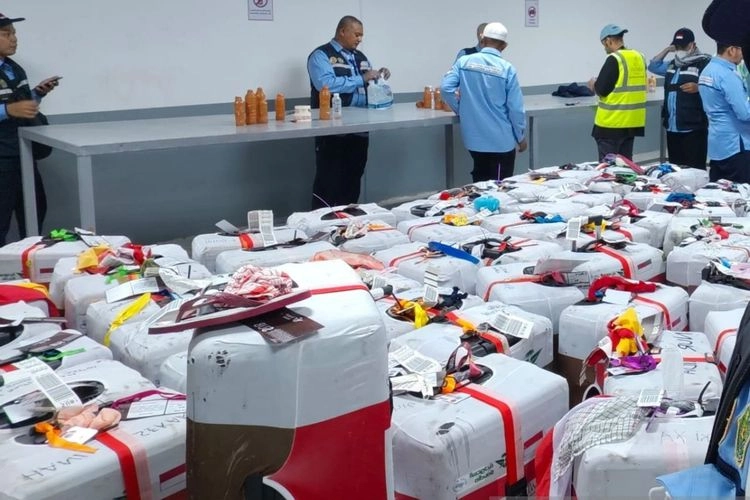 Jemaah Haji Dilarang Bawa Air Zamzam dalam Koper atau Akan Dibongkar