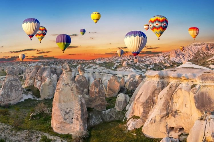 Kecelakaan Balon Udara di Turkiye, 12 Wisatawan Indonesia Luka-luka