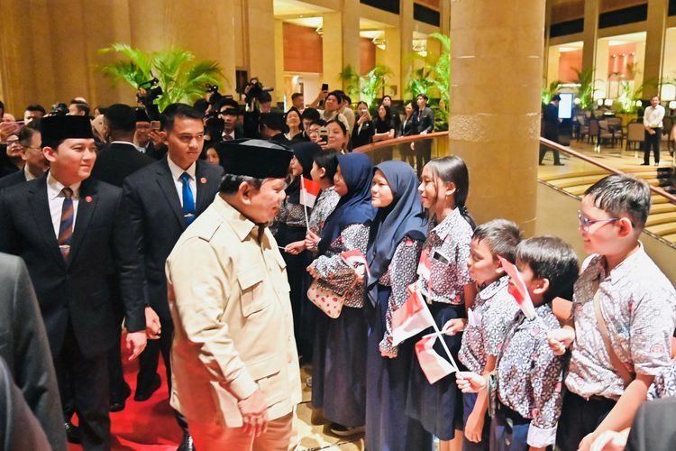 Momen Prabowo Disambut Siswa SD hingga Mahasiswa Indonesia Begitu Tiba di Hotel Singapura