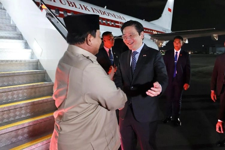 Prabowo Langsung Disambut PM Lawrence Wong Saat Tiba di Singapura