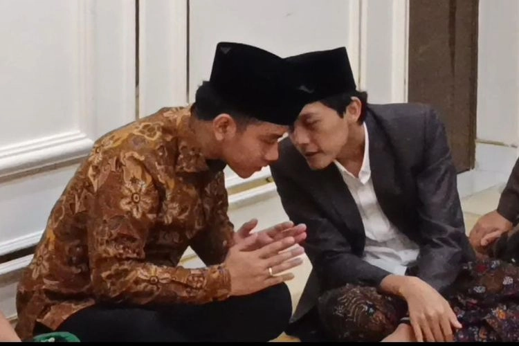 Gibran Sambangi Ponpes Gus Iqdam, Disambut Selawat Ratusan Santri