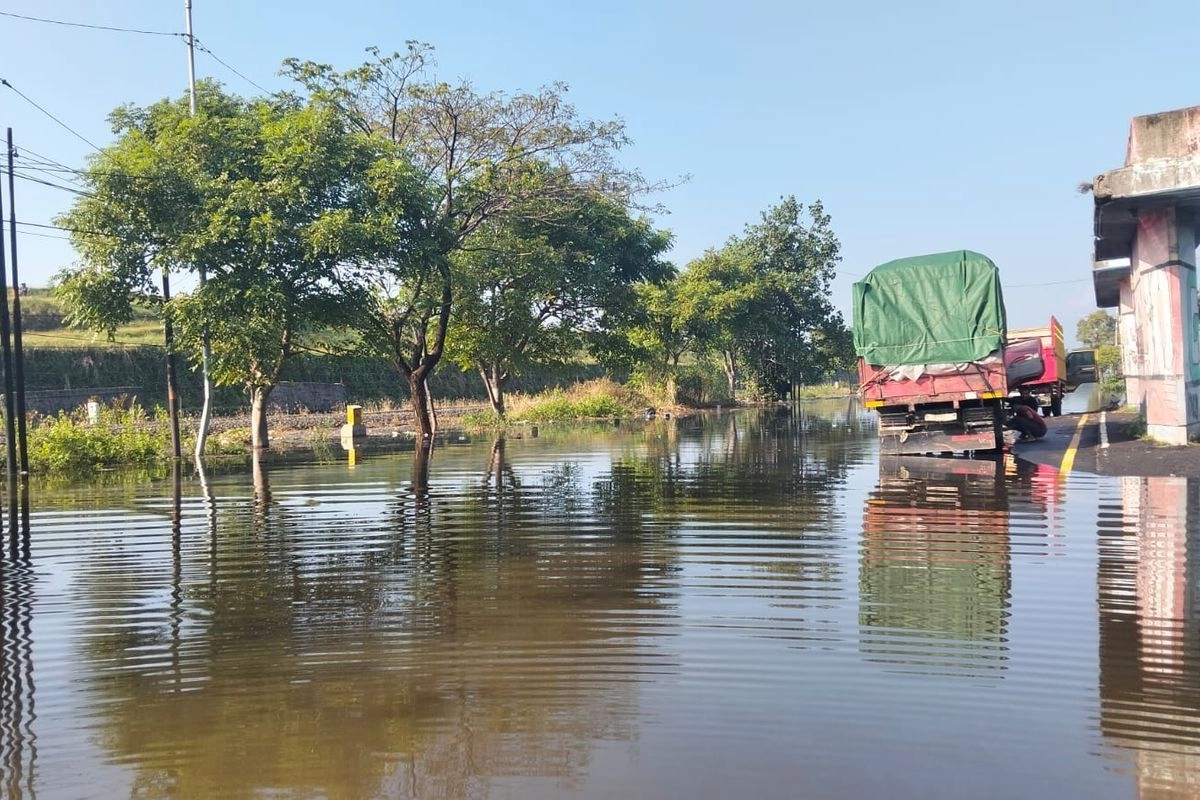 Rel Kereta Api id Banjir Porong Sidoarjo Terdampak Banjir, KAI: Jalur Aman untuk Dilintasi