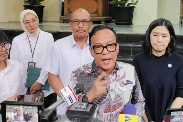 Sidak Penahanan Ijazah, Wamenaker Patungan Tebus Ijazah 2 Satpam