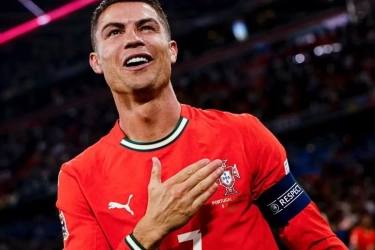 Ronaldo Kirim Jersey Perdamaian untuk Donald Trump di Tengah Panasnya Konflik Antara Israel dan Iran