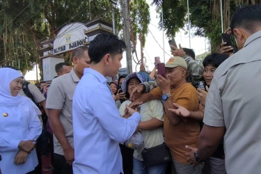 Gibran Jadi Sasaran Foto Warga Saat Kunjungi Pameran UMKM di Blitar