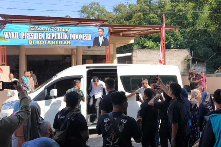 Gibran Naik Mobil Hiace Selama Kunker di Blitar, Apa Alasannya?