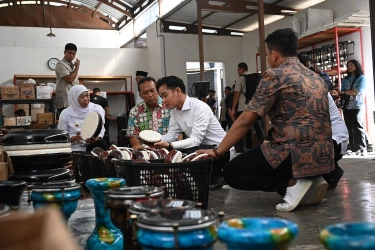 Gibran Sambangi Perajin Kendang di Blitar, Dorong Ekspansi ke Afrika dan Penjualan Online