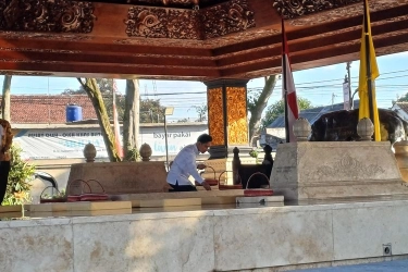 Momen Gibran Ziarah ke Makam Bung Karno di Blitar, Didampingi Khofifah