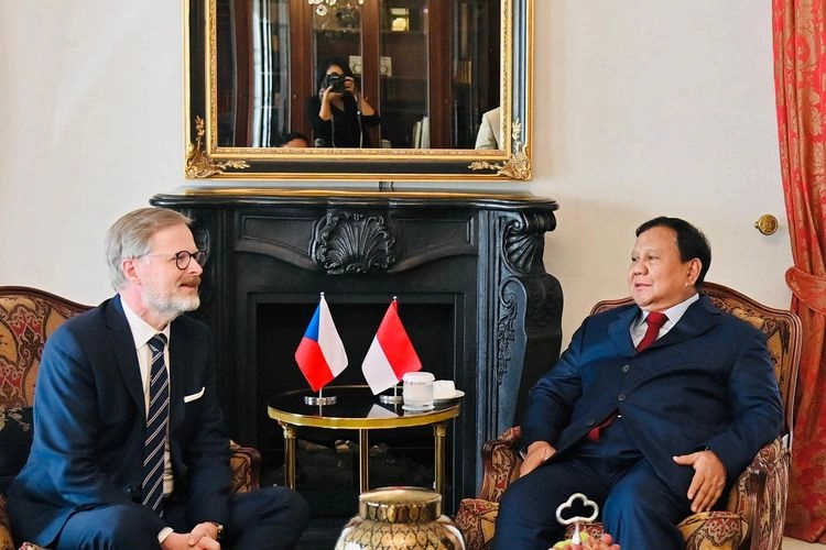 Transit di Praha, Presiden Prabowo Terima Kunjungan PM Ceko Petr Fiala
