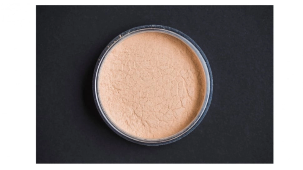 7 Rekomendasi Bedak Loose Powder yang MUA Approved, Andalan Make Up Flawless Bebas Kilap