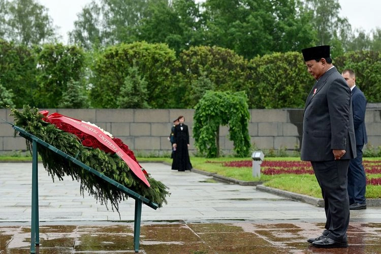 Prabowo Taruh Karangan Bunga Hormati Korban Pengepungan Leningrad di PD II