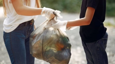 Inovasi Baru Jaga Bumi: Sekarang Bisa Tukar Sampah Plastik Jadi Internet!