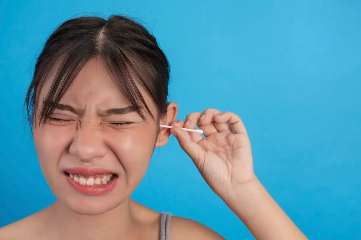 6 Cara Mengatasi Telinga Tersumbat Kotoran dengan Aman dan Efektif, Mudah Dilakukan Sendiri!