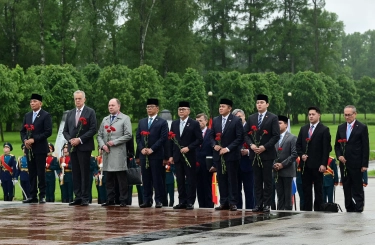 Di Tengah Kunjungan ke Rusia, Menhan Sjafrie Dampingi Presiden Prabowo Beri Penghormatan kepada Jutaan Korban Perang Dunia II
