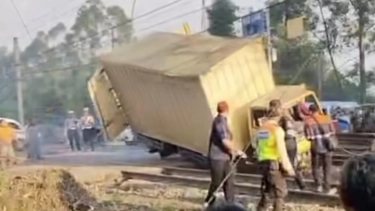Kecelakaan di Perlintasan Kereta Tangerang: Truk Ditabrak Commuter Line, Empat Orang Jadi Korban