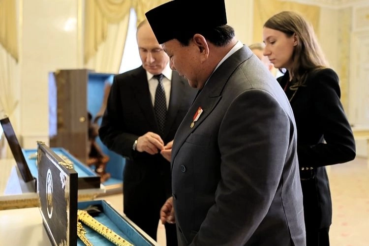 Apa Saja Cendera Mata yang Diberikan Prabowo untuk Putin dan Sebaliknya?