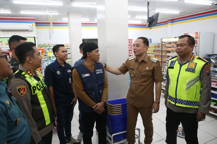 Parkir Gratis dan Lapak UMKM di Minimarket, Komitmen Wali Kota Eri Cahyadi Entaskan Kemiskinan