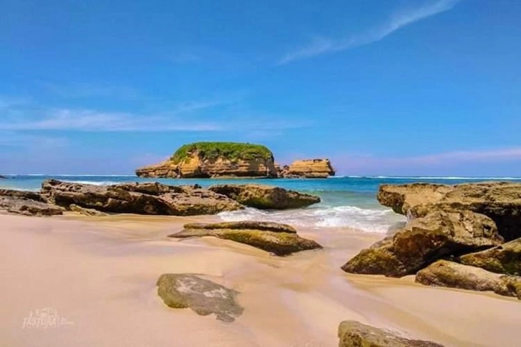 Penyebab Bupati Lombok Timur Usir Pemandu Wisata dan Boatman di Pantai Ekas
