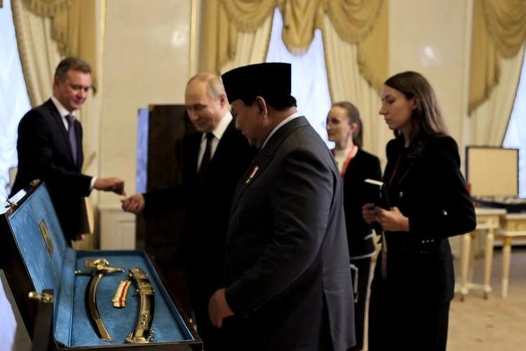 Prabowo-Putin Saling Tukar Cendera Mata: Dari Buku, Pedang Perwira, Patung Garuda, hingga Keris Pattimura