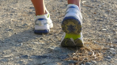 5 Sepatu Running Lokal dengan Sol Empuk, Bikin Lari Makin Semangat!