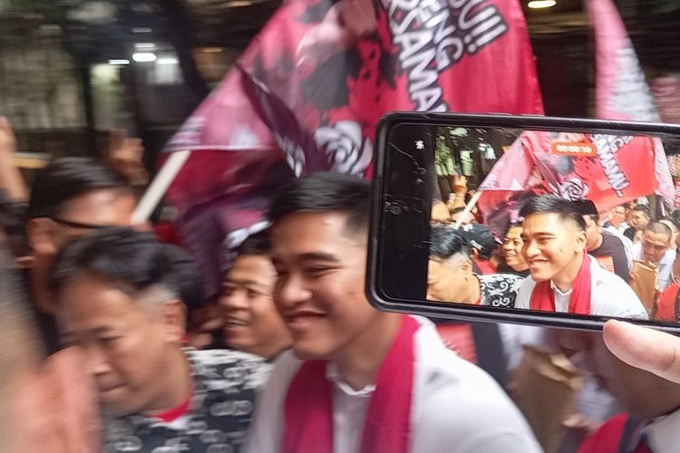 Kaesang Tiba di DPP PSI untuk Daftar Calon Ketua Umum
