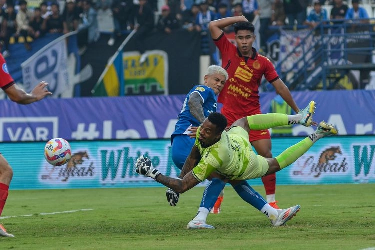 Persija Jakarta Perpanjang Kontrak Kiper Carlos Eduardo
