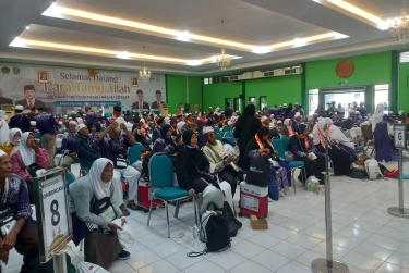 Jamaah Haji Kloter 33 Asal Jember Tiba di Asrama Haji Surabaya, Setelah Pesawatnya Dapat Teror Bom dan Mendarat Darurat di Kualanamu