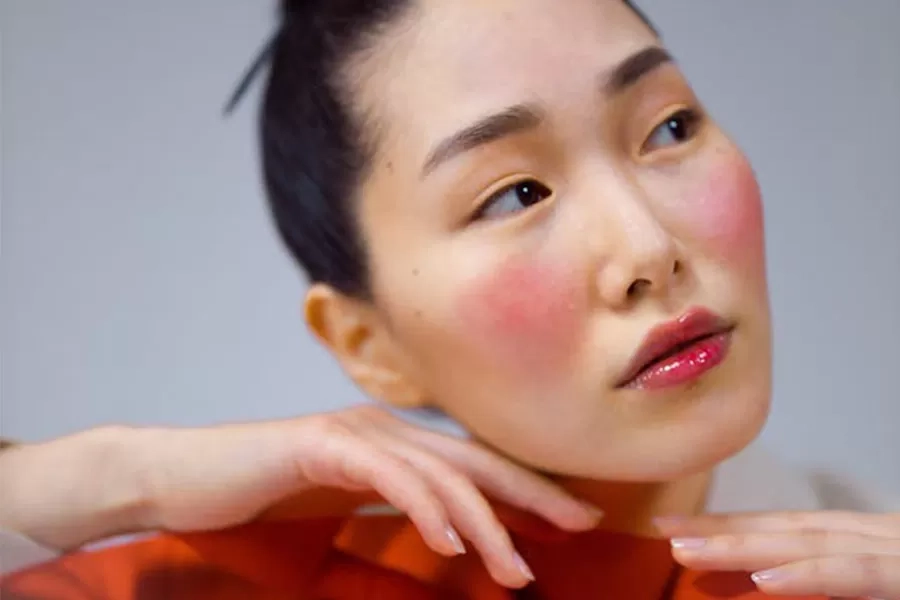 Makeup Bertema Berry Sedang Tren untuk Musim Panas 2025, Bagaimana Memilih Produk Sesuai Warna Kulit?