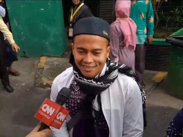Pesawat Diteror Bom hingga Mendarat Darurat di Kualanamu, Jamaah Haji Jember Ini Tetap Santai: Kami Anggap Bonus Liburan