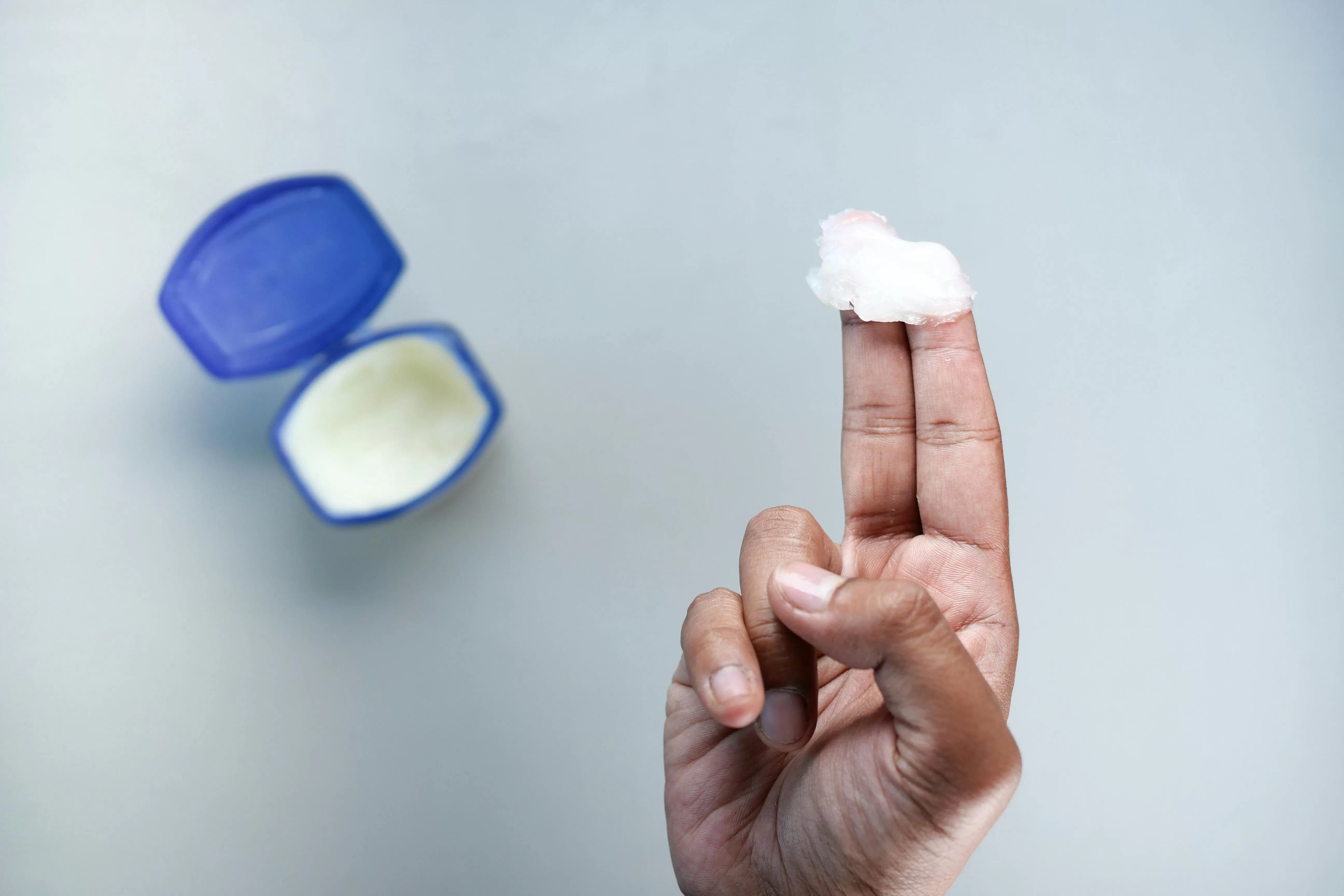 Tidak Cuma Bibir Kering, Ini 7 Kegunaan Petroleum Jelly Lain yang Bisa Kamu Manfaatkan!
