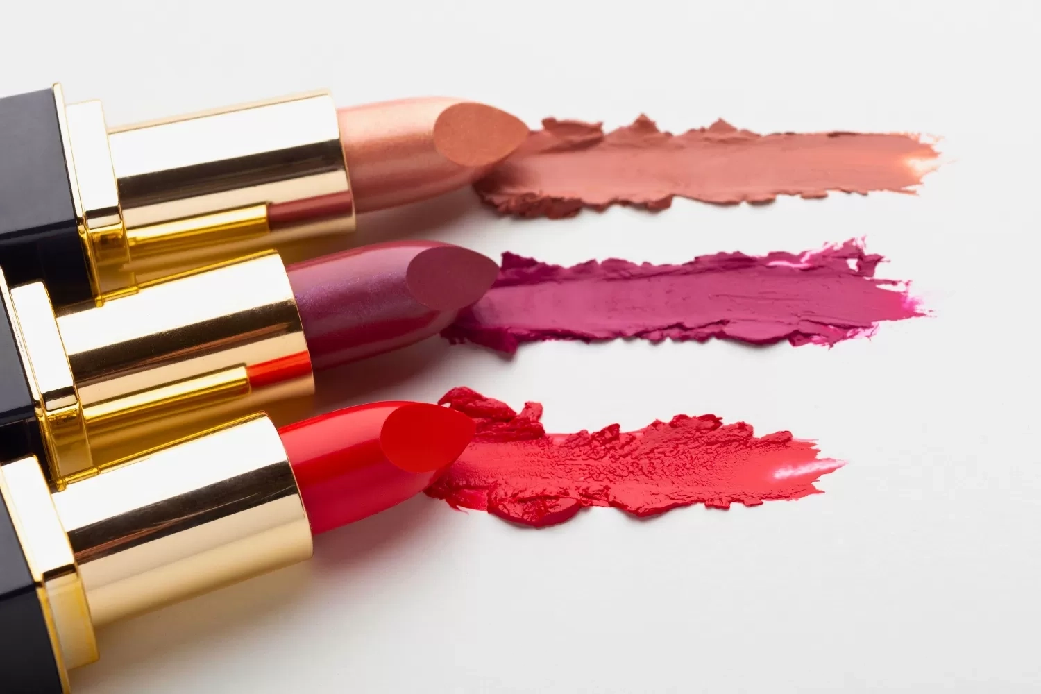 Cara Memilih Warna Lipstik Nude, Bold, atau Berry Sesuai Warna Kulit untuk Tampil Percaya Diri