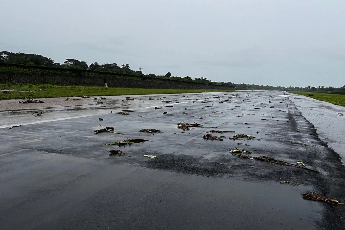 Banjir Maluku Utara, Bandara Oesman Sadik Ditutup
